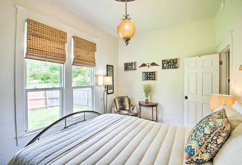 Chic Hot Springs Home ~ 2 Miles To National Park!