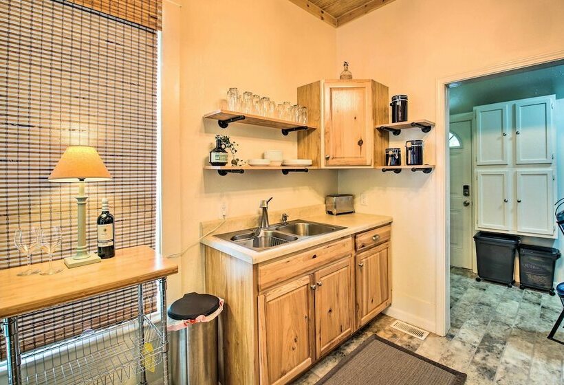 Chic Hot Springs Home ~ 2 Miles To National Park!