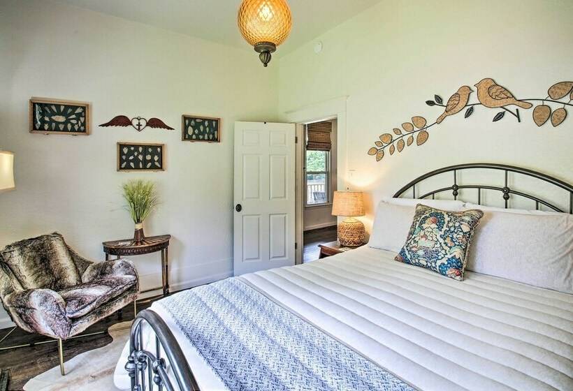 Chic Hot Springs Home ~ 2 Miles To National Park!