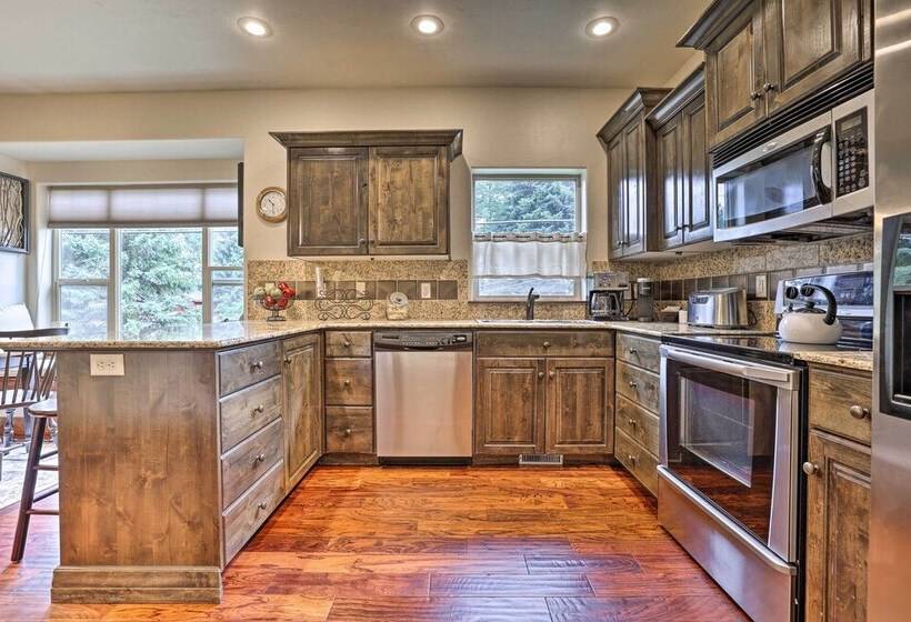 Chic House W/ Patio: 2 Blocks To Payette Lake!