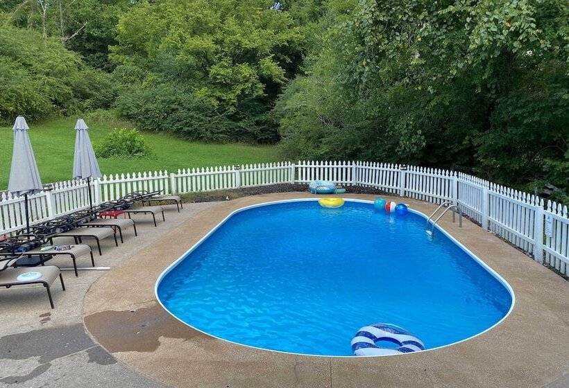 Chic Nashville Area Retreat W/ Private Pool!