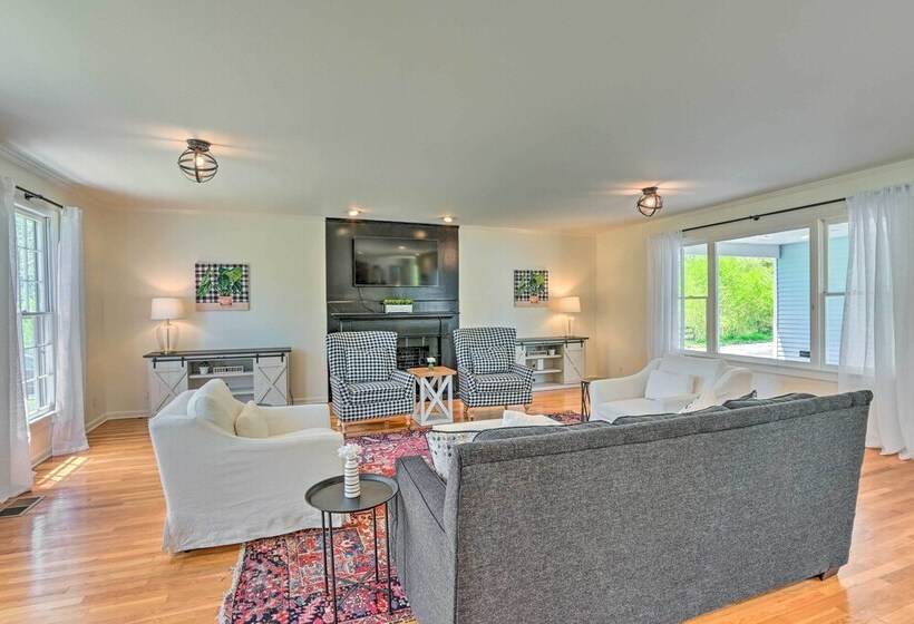 Chic Nashville Area Retreat W/ Private Pool!