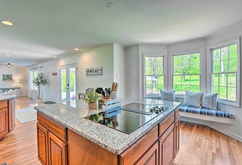 Chic Nashville Area Retreat W/ Private Pool!