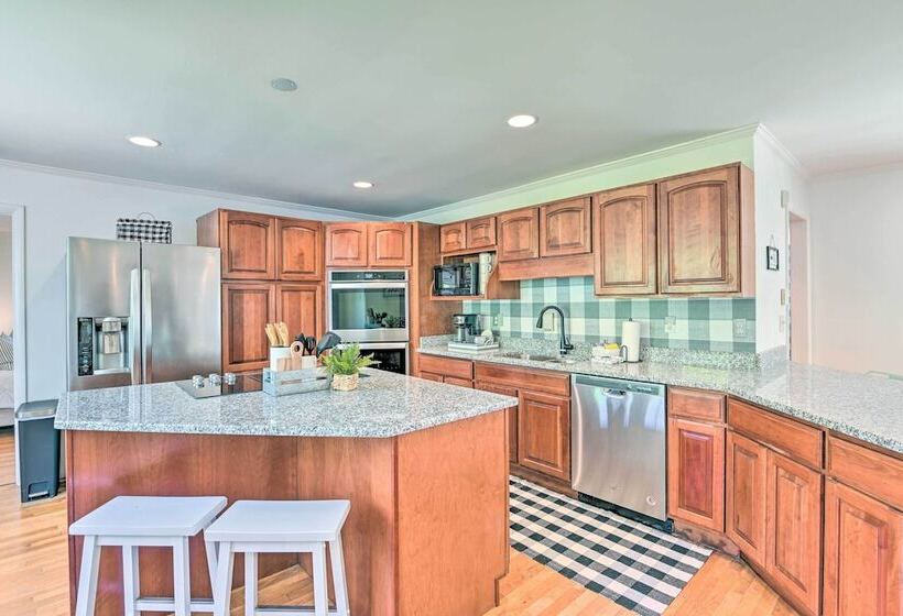 Chic Nashville Area Retreat W/ Private Pool!