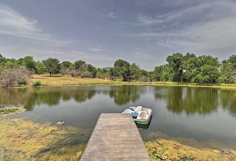 Chic Thorndale Cabin W/ Fire Pit & Paddleboat!