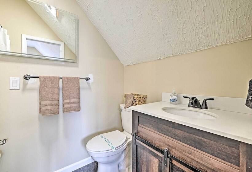 Golf, Ski + Fish: Cabin W/ Deck In Tobyhanna!