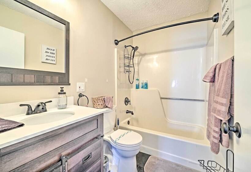 Golf, Ski + Fish: Cabin W/ Deck In Tobyhanna!