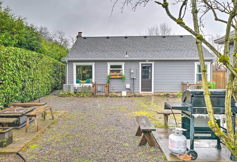 Chic Vancouver Cottage: 1 Mile To Main Street
