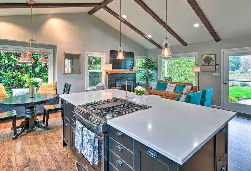 Chic Vancouver Cottage: 1 Mile To Main Street