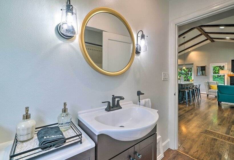 Chic Vancouver Cottage: 1 Mile To Main Street