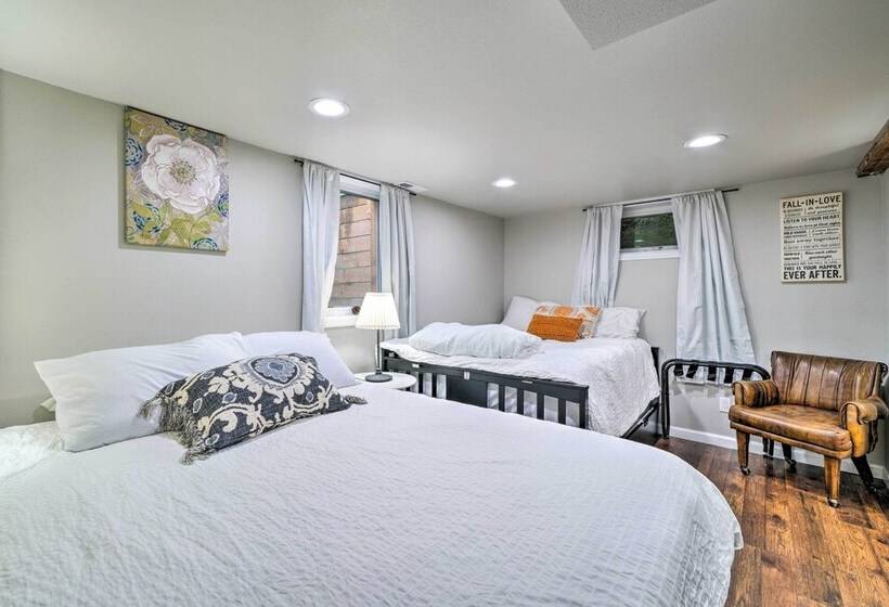 Chic Vancouver Cottage: 1 Mile To Main Street