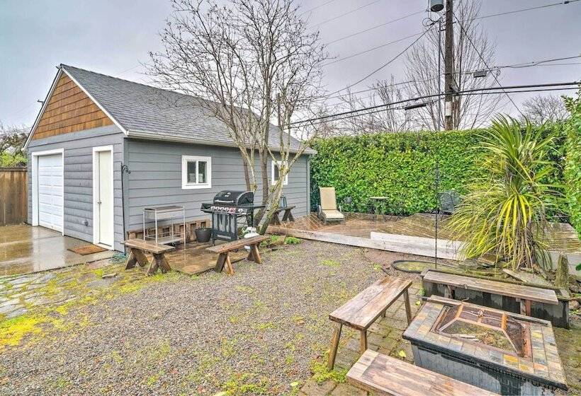 Chic Vancouver Cottage: 1 Mile To Main Street