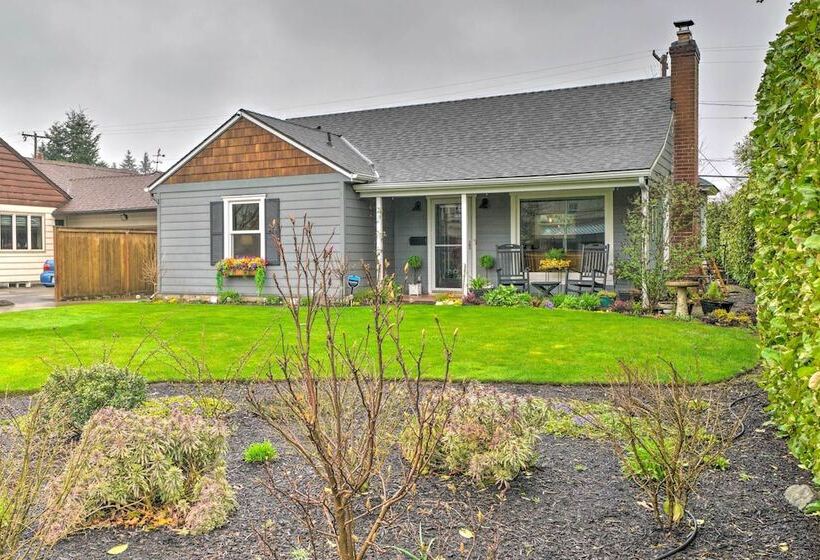 Chic Vancouver Cottage: 1 Mile To Main Street