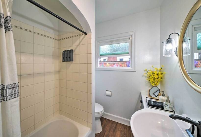 Chic Vancouver Cottage: 1 Mile To Main Street