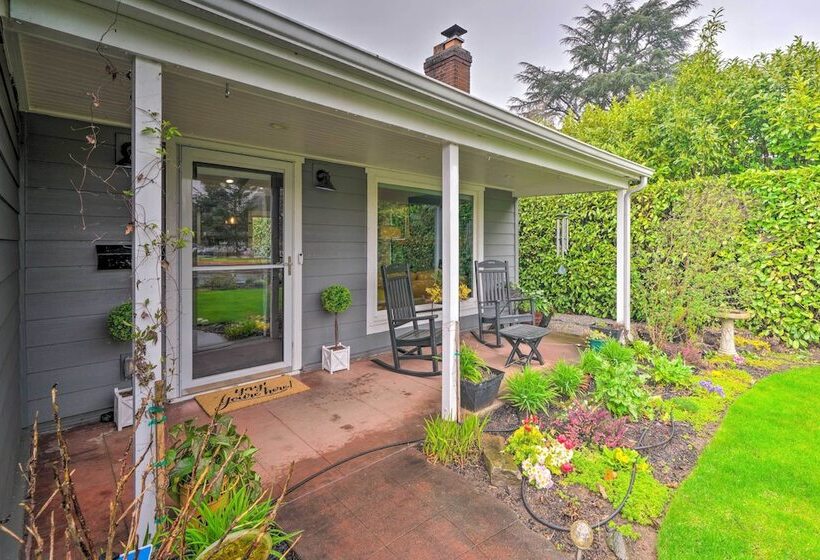 Chic Vancouver Cottage: 1 Mile To Main Street