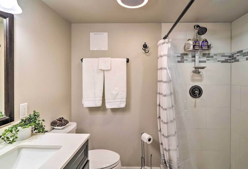 Chic Vancouver Cottage: 1 Mile To Main Street