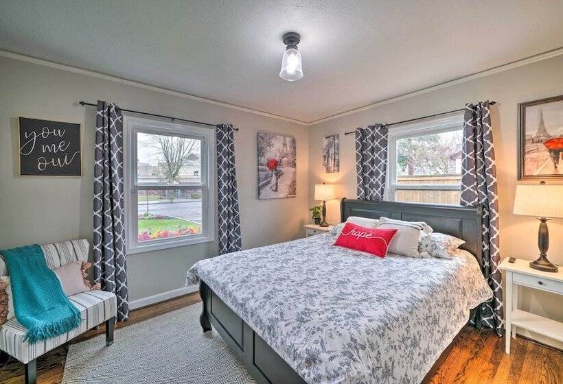 Chic Vancouver Cottage: 1 Mile To Main Street