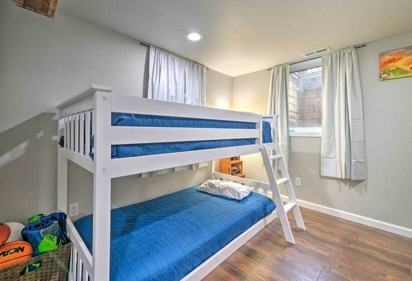 Chic Vancouver Cottage: 1 Mile To Main Street