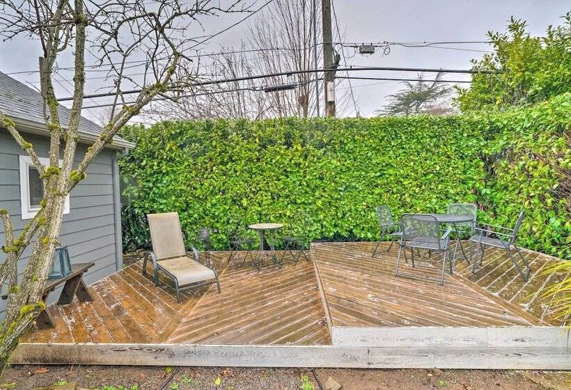 Chic Vancouver Cottage: 1 Mile To Main Street