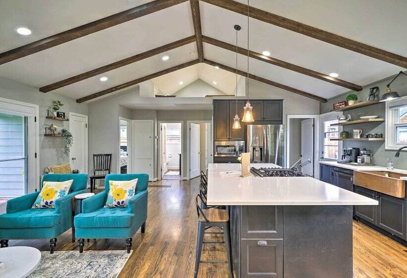 Chic Vancouver Cottage: 1 Mile To Main Street