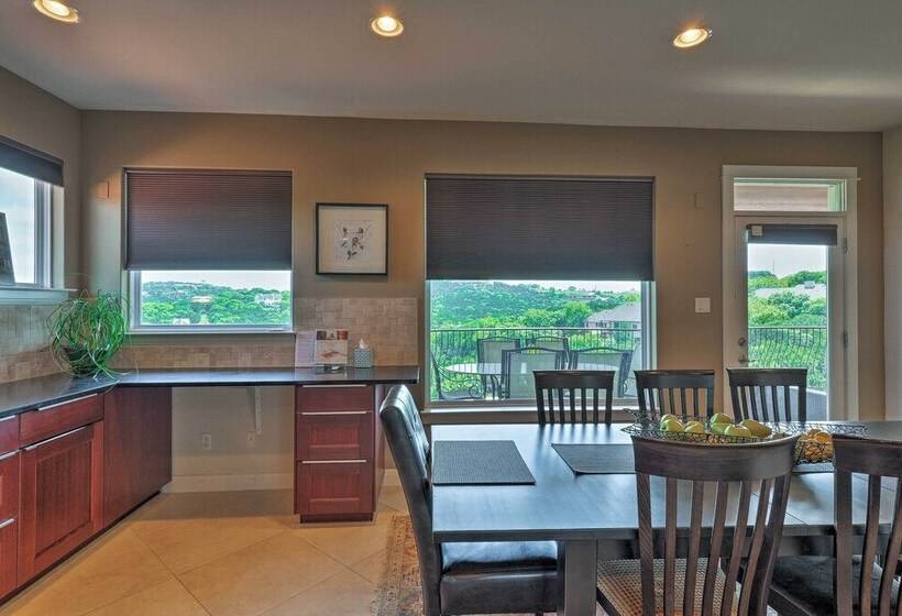 Chic Villa W/ Infinity Pool: 10 Mi To Downtown!