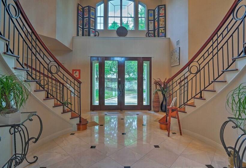 Chic Villa W/ Infinity Pool: 10 Mi To Downtown!