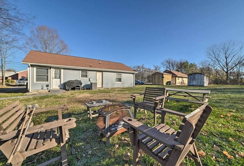 Clarksville Retreat: Half Mile To Fort Campell!