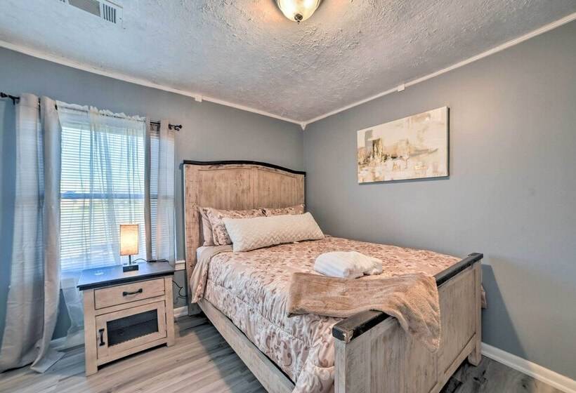 Clarksville Retreat: Half Mile To Fort Campell!