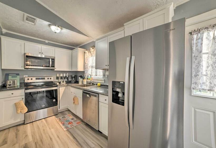 Clarksville Retreat: Half Mile To Fort Campell!