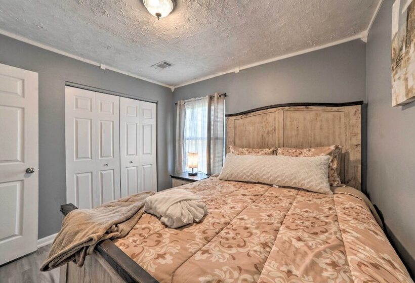 Clarksville Retreat: Half Mile To Fort Campell!