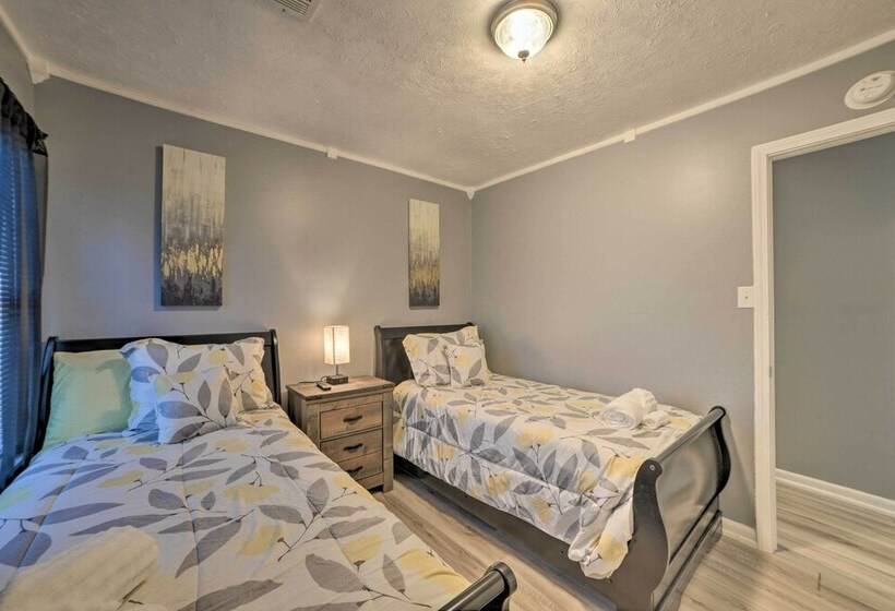 Clarksville Retreat: Half Mile To Fort Campell!