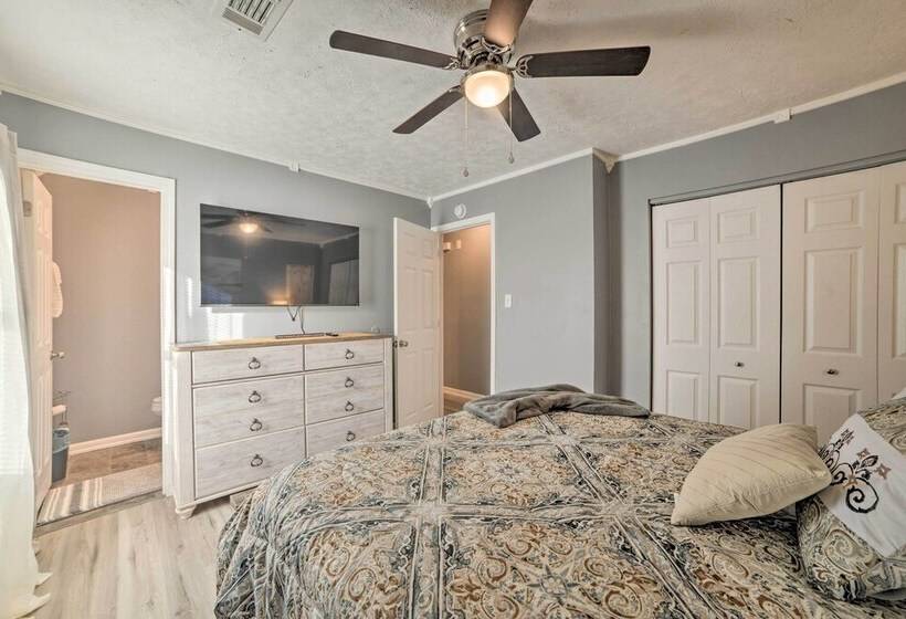 Clarksville Retreat: Half Mile To Fort Campell!