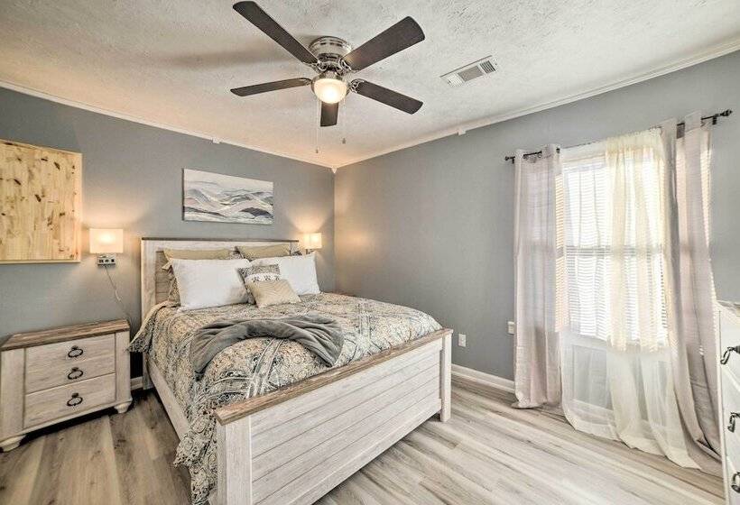 Clarksville Retreat: Half Mile To Fort Campell!