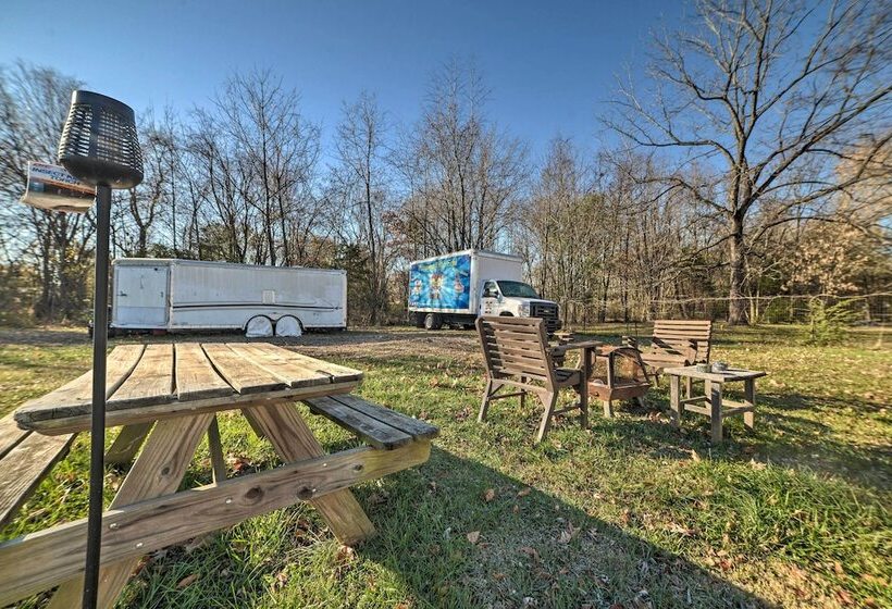 Clarksville Retreat: Half Mile To Fort Campell!