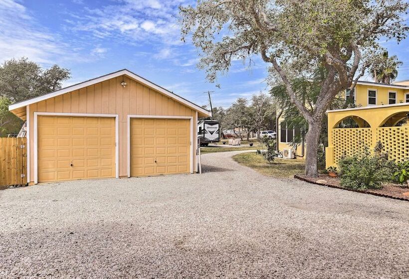 Coastal Cove  W/ Private Deck, 4 Mi To Beach