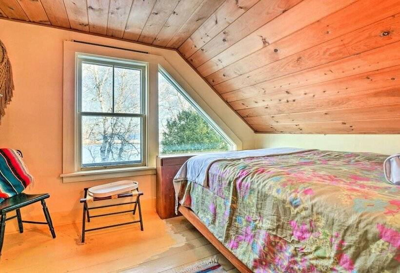 Coastal Maine Retreat: Deck W/ Bay Views!