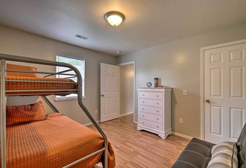 Comfy West Plains Home < 1 Mi To Main Street!