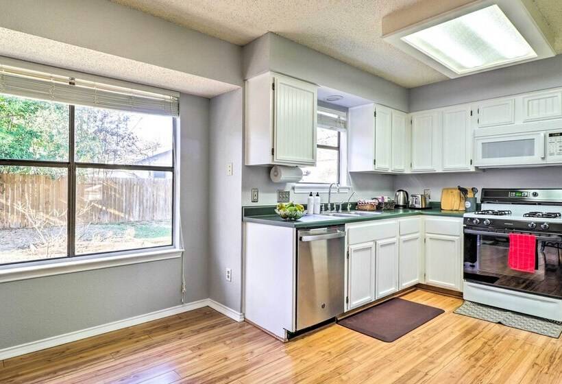 Austin Vacation Rental W/ Yard ~ 14 Mi To Downtown