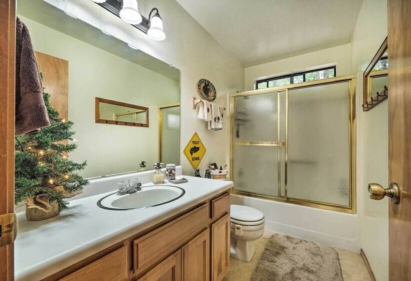 Cozy Camp Connell Cabin: Large Game Room & Decks!