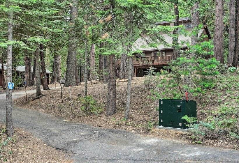 Cozy Camp Connell Cabin: Large Game Room & Decks!