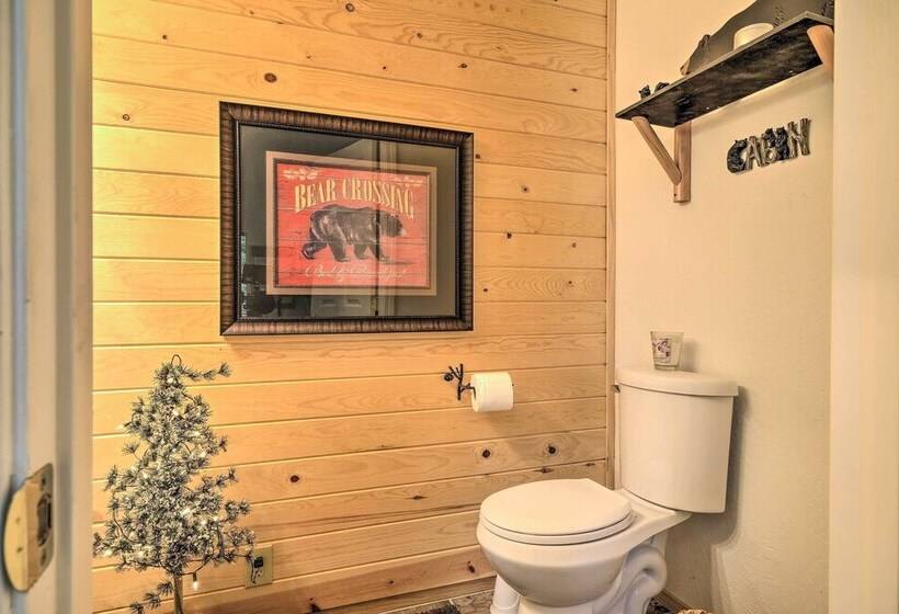 Cozy Camp Connell Cabin: Large Game Room & Decks!