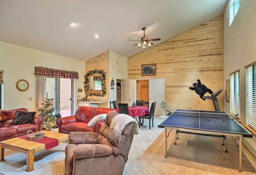 Cozy Camp Connell Cabin: Large Game Room & Decks!