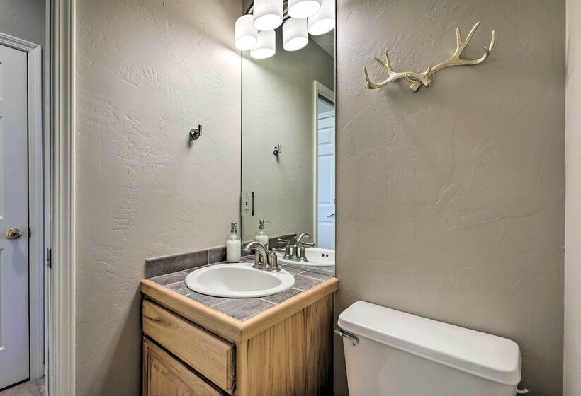 Cozy Carbondale Escape W/ Deck & Grill!