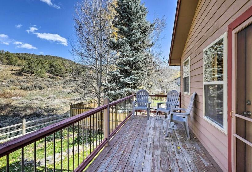 Cozy Carbondale Escape W/ Deck & Grill!