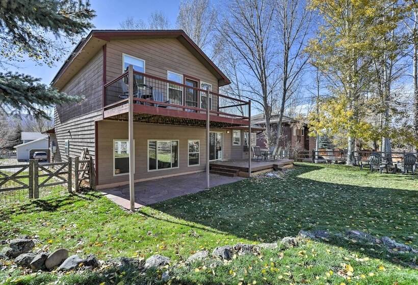 Cozy Carbondale Escape W/ Deck & Grill!