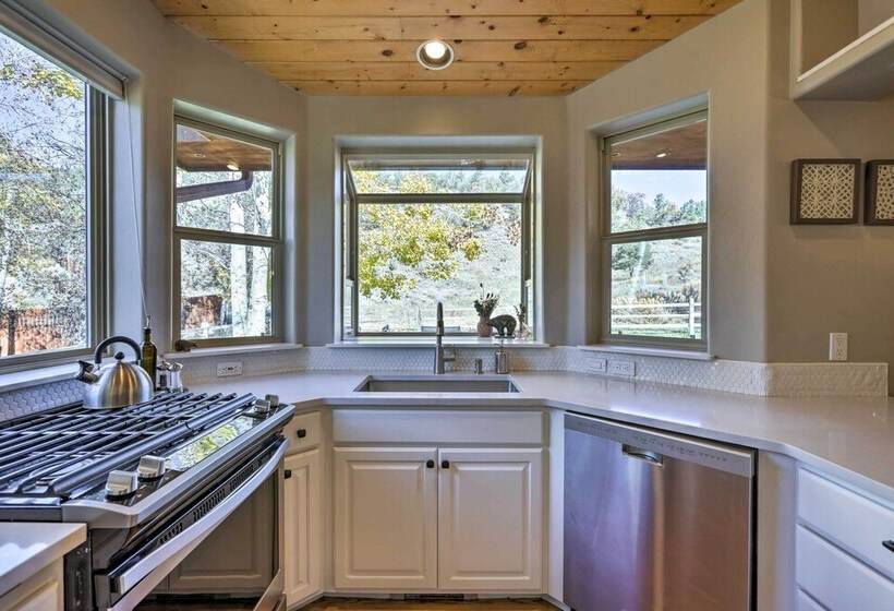 Cozy Carbondale Escape W/ Deck & Grill!