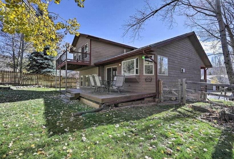 Cozy Carbondale Escape W/ Deck & Grill!