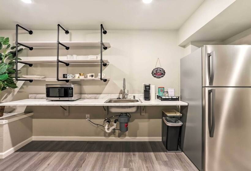 8 Mi To Barr Lake: Cozy Commerce City Home!