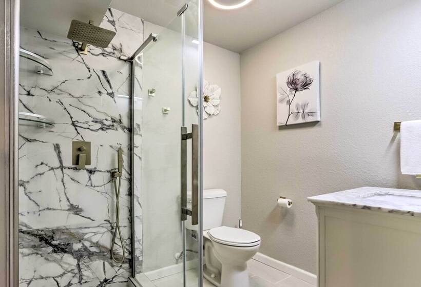 8 Mi To Barr Lake: Cozy Commerce City Home!