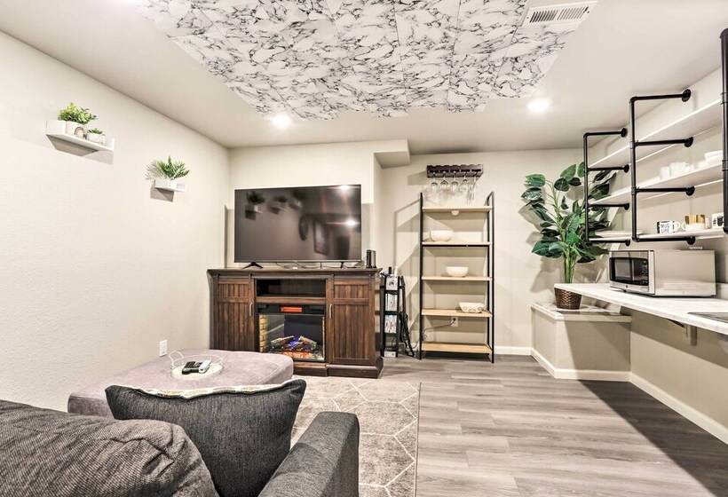 8 Mi To Barr Lake: Cozy Commerce City Home!